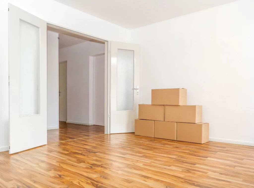 Leere Wohnung nach Entrümpelung mit Kartons in München